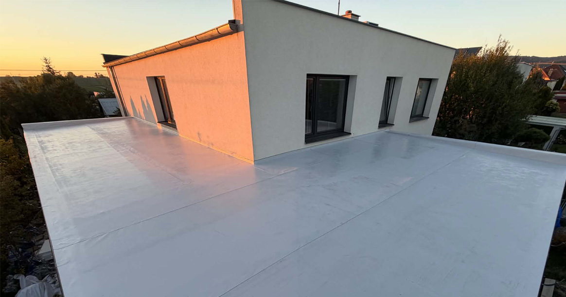 Nová realizace ploché střechy: Ukázka precizní hydroizolace a smyslu pro detail